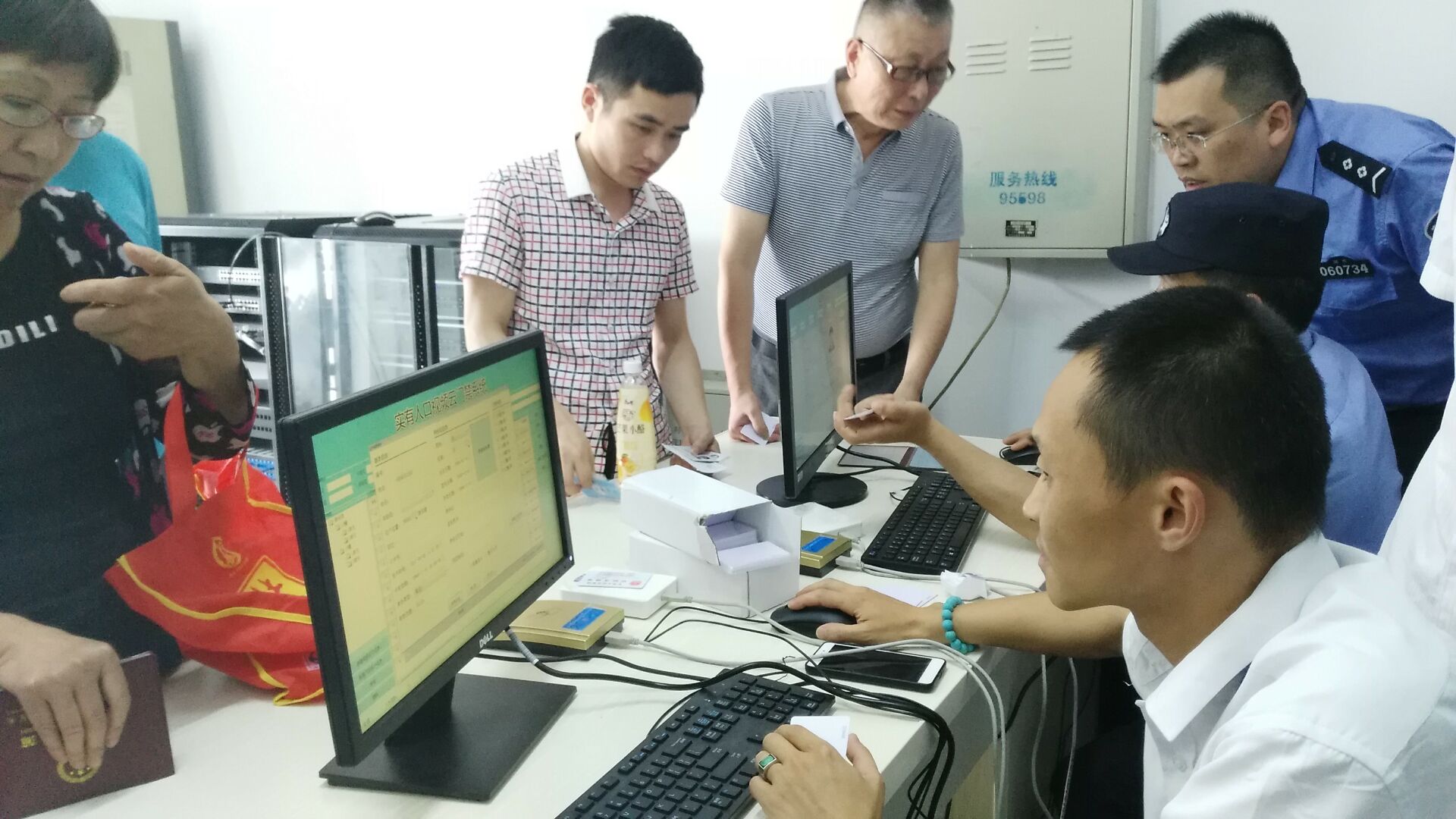 蘇州錦鄰緣小區使用我公司的身份證門禁系統 身份證門禁系統又稱實有人口視頻云門禁系統,主要是實現的功能如下: 1、租客刷身份證開門,業主刷IC卡開門 2、刷身份證時抓拍刷卡時的照片 3、查看刷記錄時,可以查看刷時前后10秒的視頻 4、多門聯網,數據共享 5、外來人員,做訪客登記進入 6、可實時查看每個門的狀態,鎖的狀態 蘇州錦鄰緣小區使用我公司的身份證門禁系統 身份證門禁系統又稱實有人口視頻云門禁系統,主要是實現的功能如下: 1、租客刷身份證開門,業主刷IC卡開門 2、刷身份證時抓拍刷卡時的照片 3、查看刷記錄時,可以查看刷時前后10秒的視頻 4、多門聯網,數據共享 5、外來人員,做訪客登記進入 6、可實時查看每個門的狀態,鎖的狀態