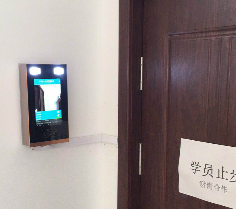 人證機車管所使用案，刷身份證比對人臉，通過后開門